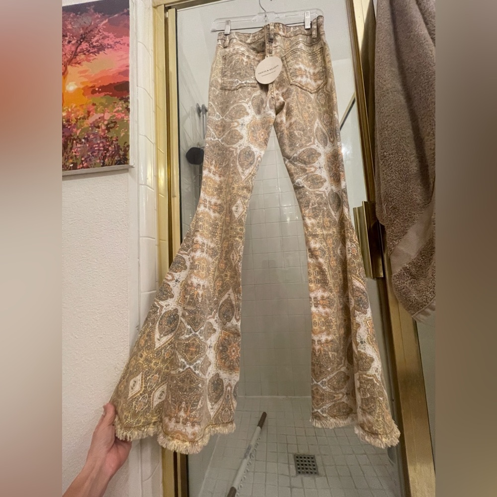 Saints & Hearts Gold Paisley Medallion Print Flare Jeans. Size Small. NWT